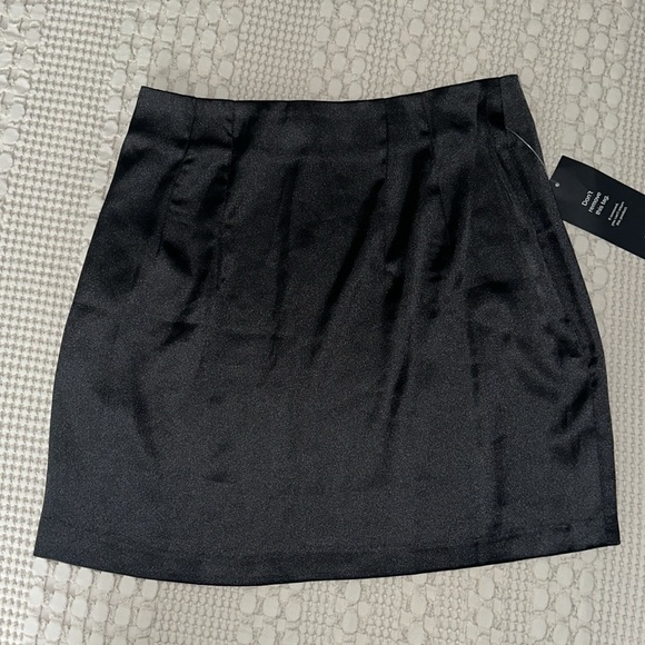 NA-KD Fitted High Waist Mini Satin Skirt - Picture 8 of 9